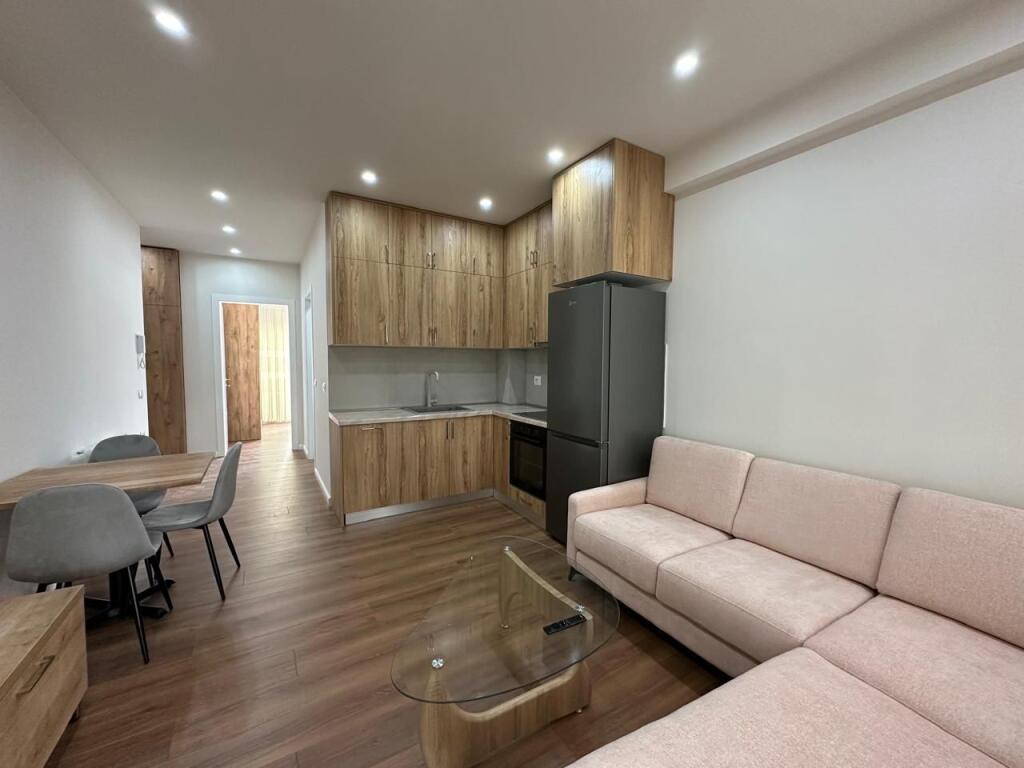 Qera Apartament 1+1+Post Parkimi, Pazari i Ri Tirane