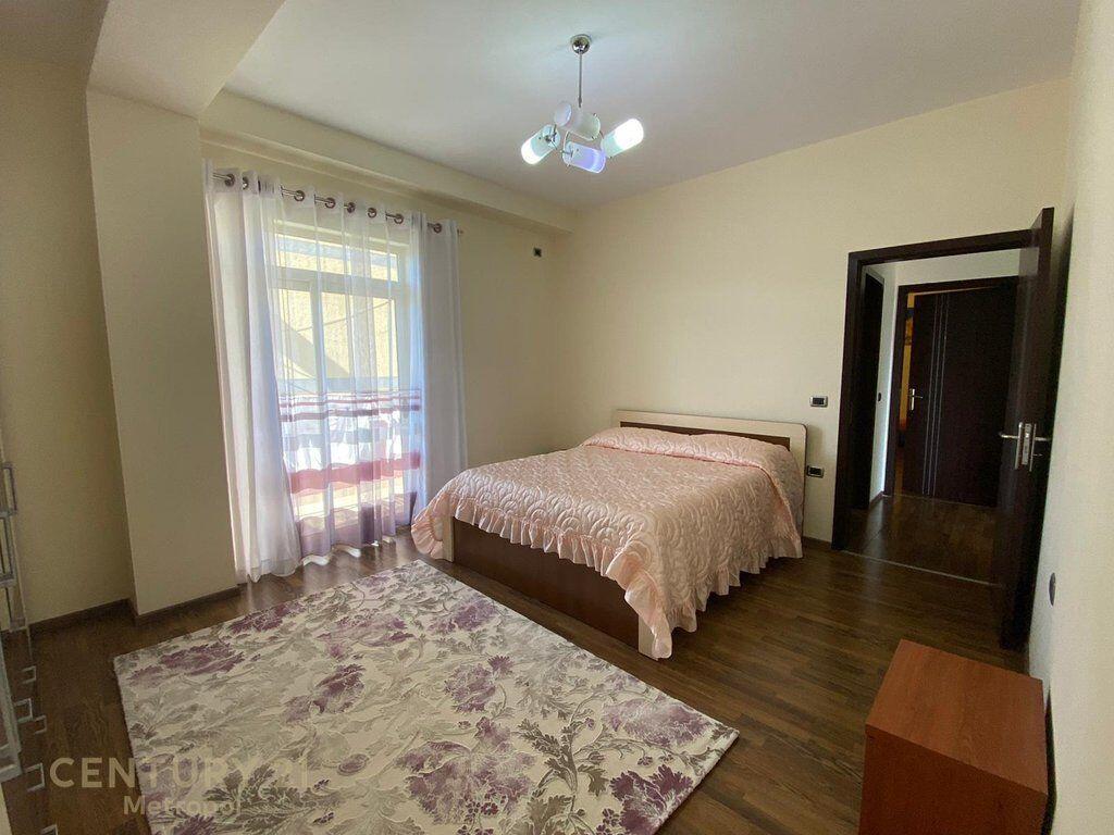 Shitet apartament 2+1+2 në zonën e Liqenit të Thatë, pranë Hotel Radisson.