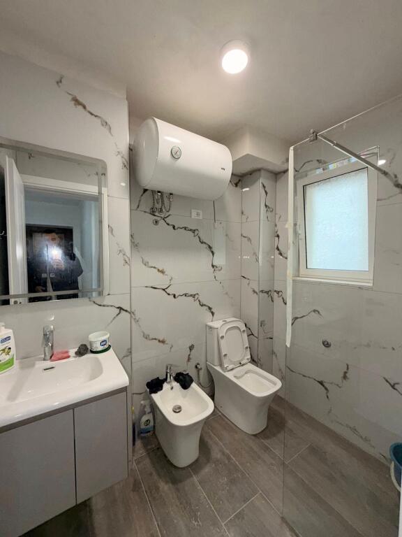 🏡 APARTAMENT ME QERA 1+1+Ballkon Jepet per Biznes 📍 Lokacioni: Stacioni Trenit Durres