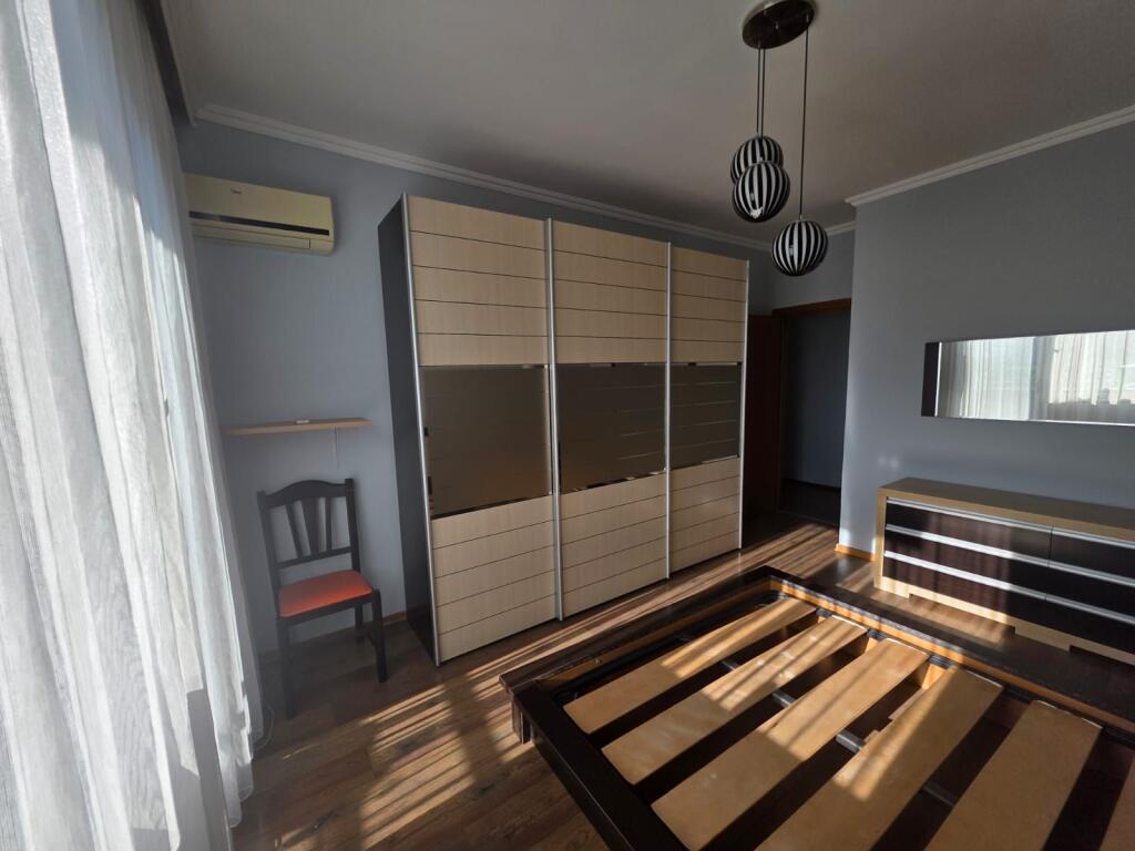 🏢A few minutes away from Selvise, the Halili Complex offers for rent a 2+1+2 apartment, furnished. 80,000 Leke.    