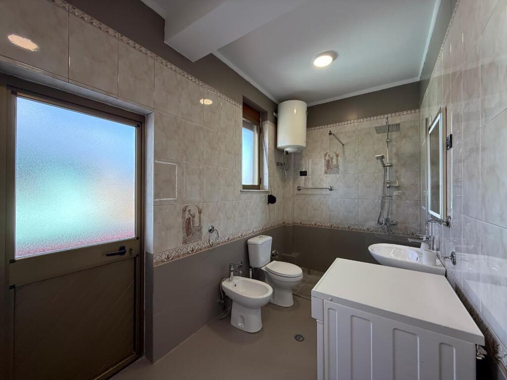 🏠Kodra e Priftit,Rruga Paro Kita jepet me qera katin e 3 –te te nje vile, 2+1+2,i mobiluar. 55,000Leke