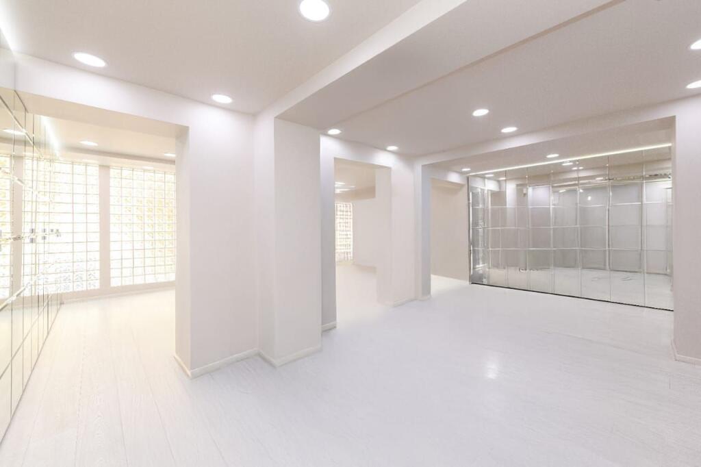 ZYRA ME QIRA PRANE TAIVANIT 120 M2 OPEN SPACE  2000 EURO