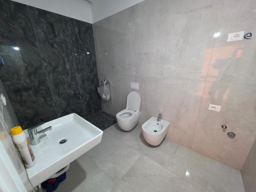 🏢 Jepet me qira ambient për zyra – Rruga e Kavajës!!