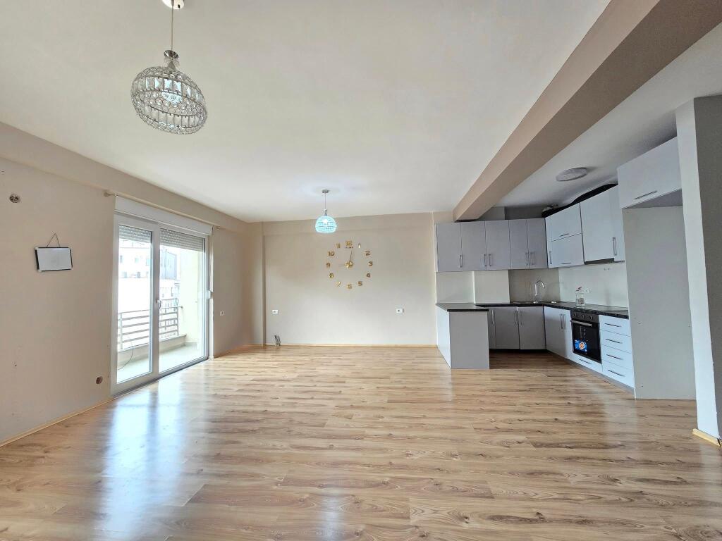 Jepet apartament me qera 2+1 pjeserisht i mobiluar tek Favina