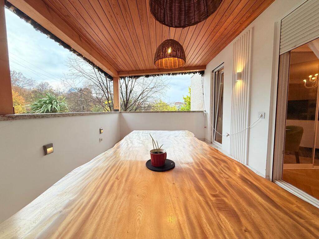 Shitet apartament modern me verandë  Pranë Kopshtit Botanik