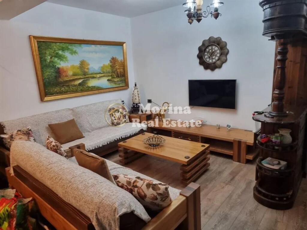 Rent | Private house 1 + 1 | Dibrës Street | 380 €/month