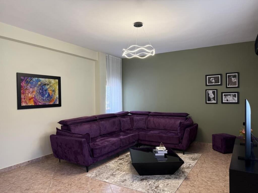 🏠Kodra e Priftit,Rruga Paro Kita jepet me qera katin e 3 –te te nje vile, 2+1+2,i mobiluar. 55,000Leke