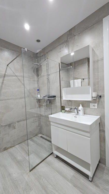 Centro di Tirana!📍 Via Barrikadave! Appartamento 2+1+2 + Posto Auto in Vendita!