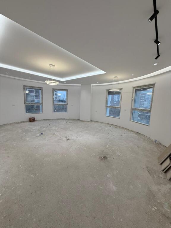 APARTAMENT 2+1 NË SHITJE - ZONA ALI DEMI, PALLATI I SPAR