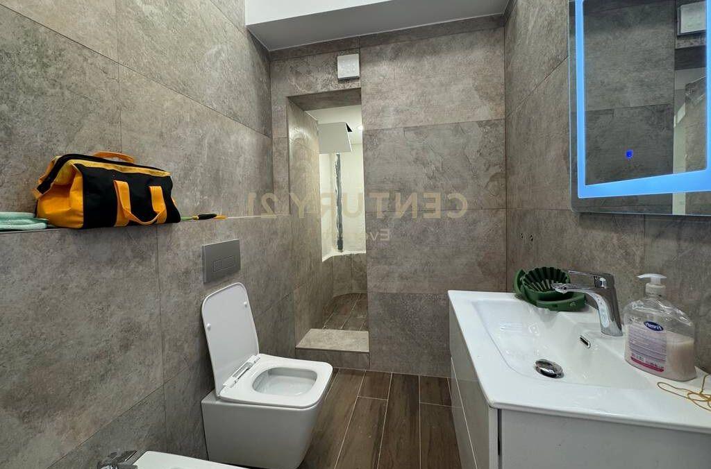 JAPIM AMBIENT KOMERCIAL ME QIRA PRANE SQUARE 21