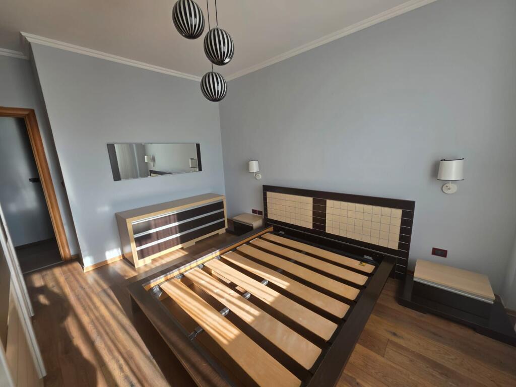 🏢A few minutes away from Selvise, the Halili Complex offers for rent a 2+1+2 apartment, furnished. 80,000 Leke.    