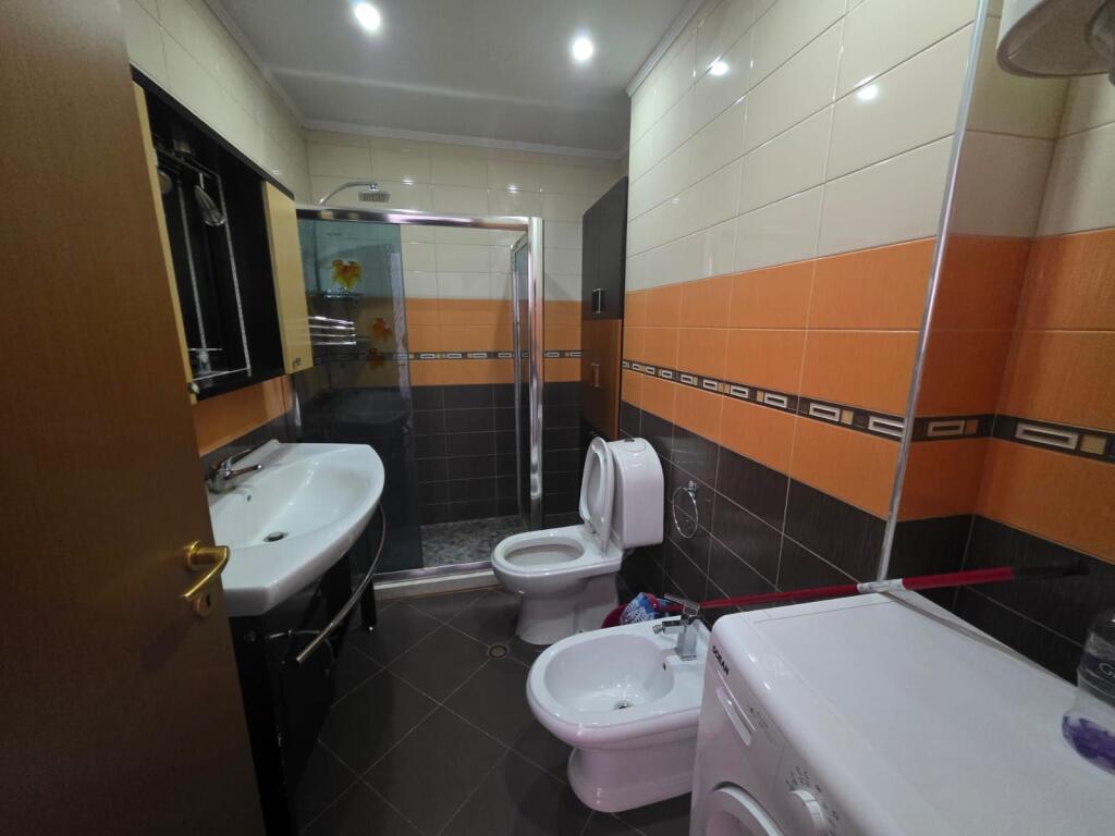 🏢A few minutes away from Selvise, the Halili Complex offers for rent a 2+1+2 apartment, furnished. 80,000 Leke.    