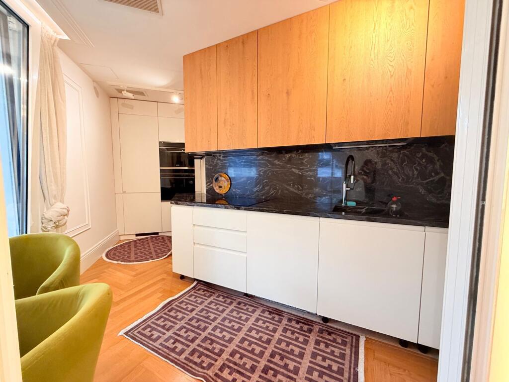 Shitet apartament modern me verandë  Pranë Kopshtit Botanik