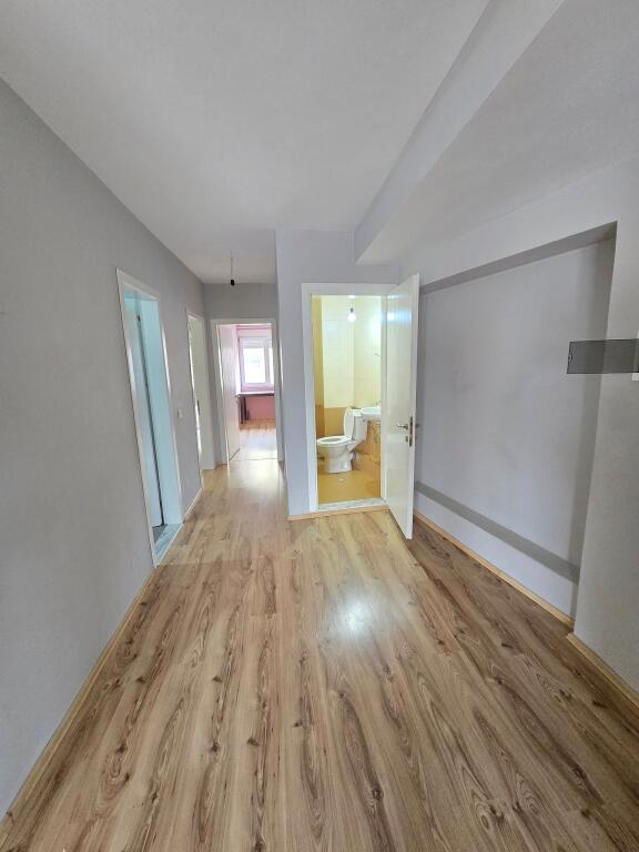 Jepet apartament me qera 2+1 pjeserisht i mobiluar tek Favina