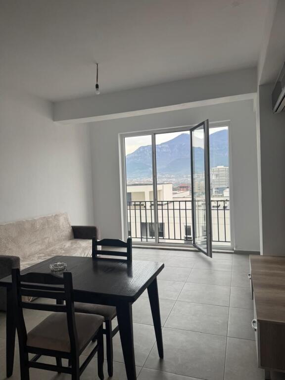 Affittasi un appartamento 2+1 nella zona di Via 5 Maggio vicino ai palazzi del municipio 430 mila lek