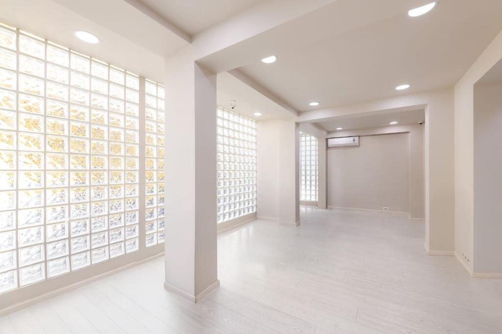 ZYRA ME QIRA PRANE TAIVANIT 120 M2 OPEN SPACE  2000 EURO