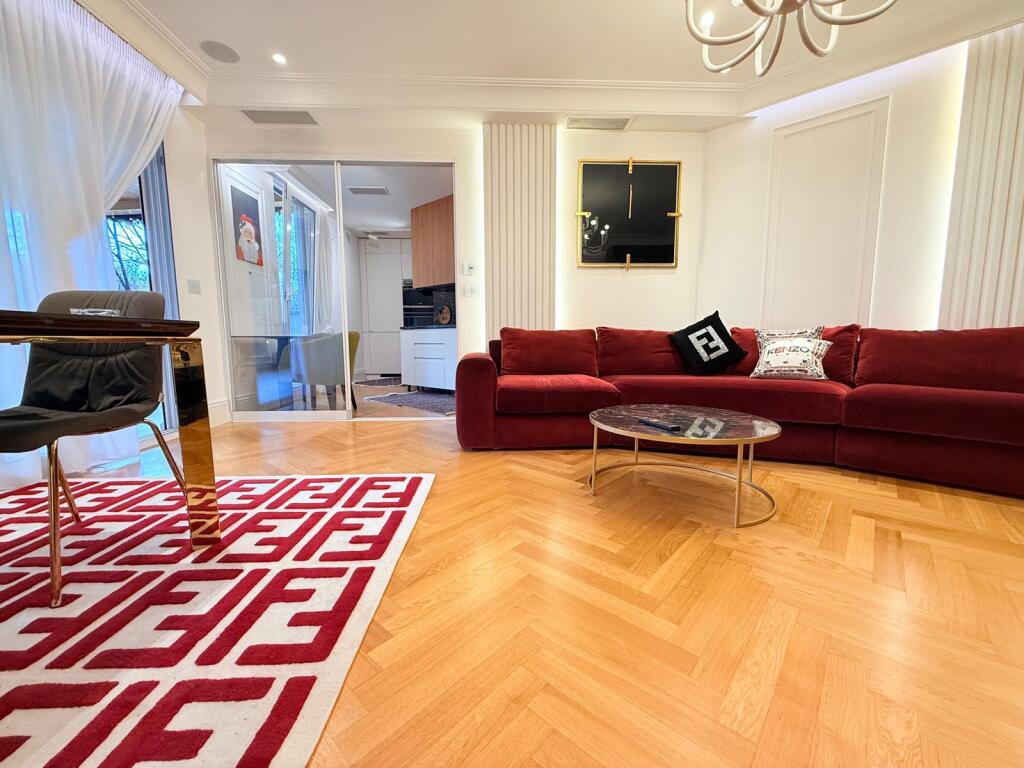 Shitet apartament modern me verandë  Pranë Kopshtit Botanik