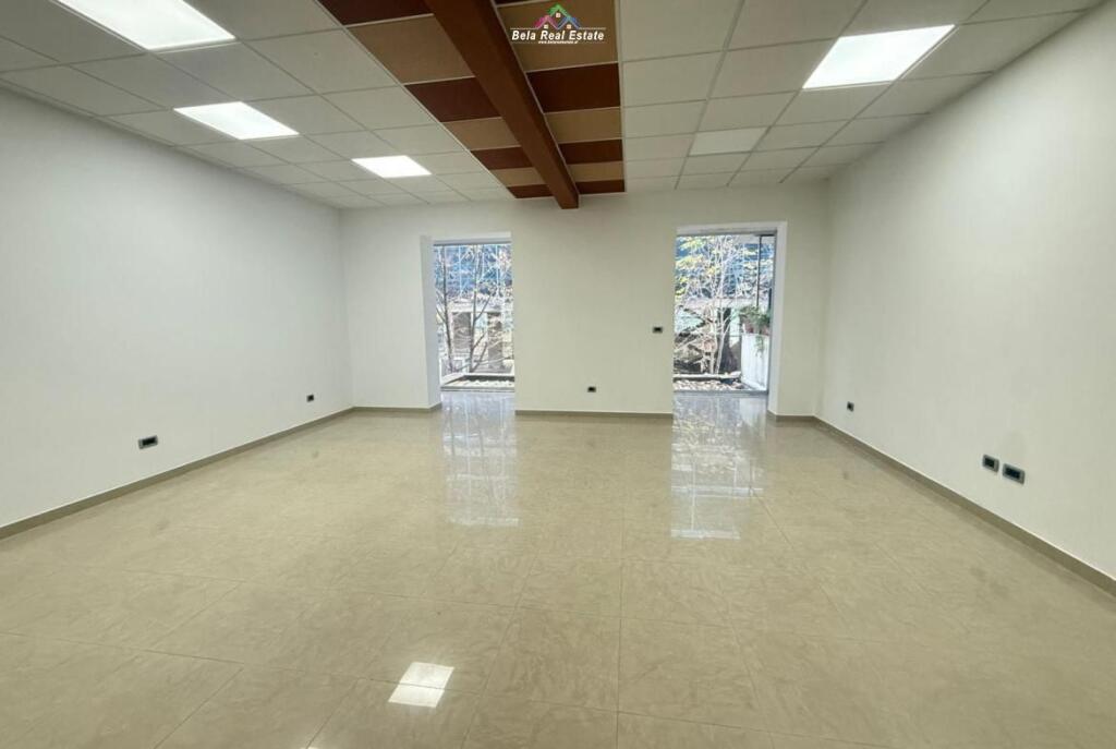 Zyre Me Qera Tek Blloku (ID BZ2463) Tirane.