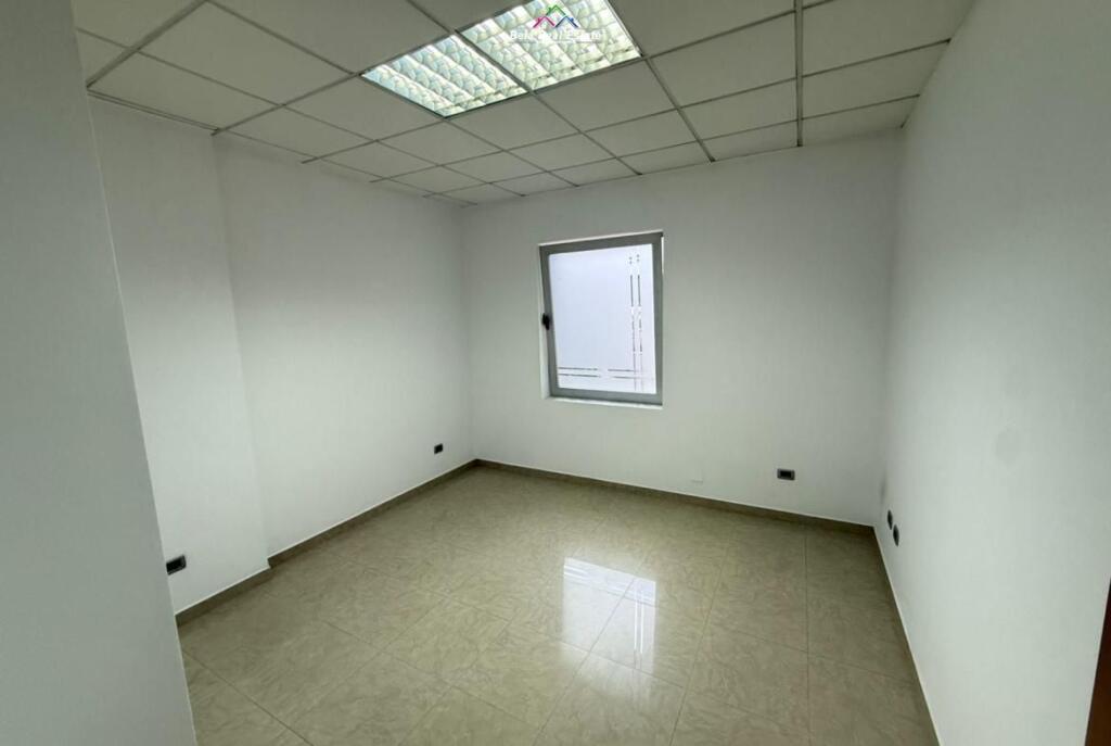 Zyre Me Qera Tek Blloku (ID BZ2463) Tirane.