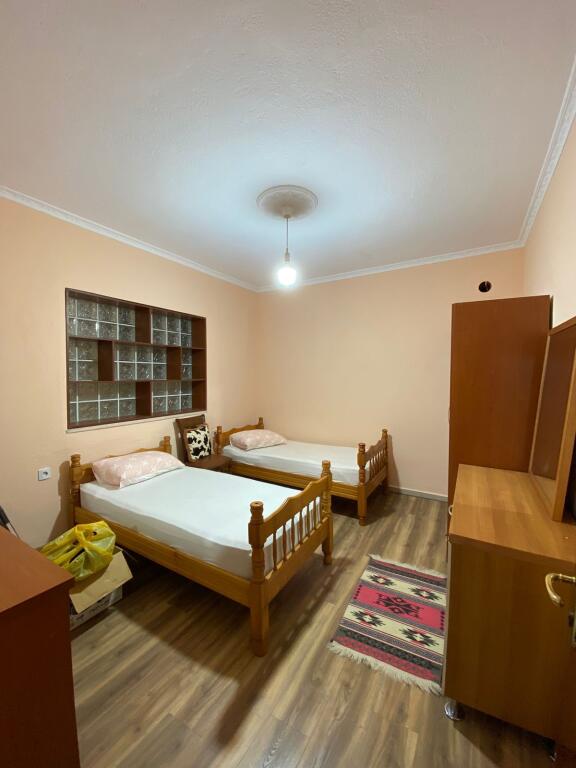 Kat 1 i nje vile me qera prane 3shit