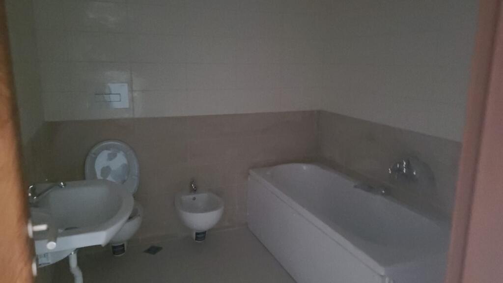 Affittasi locale commerciale 3+1+2 + 28 m2 veranda (Sky towers)
