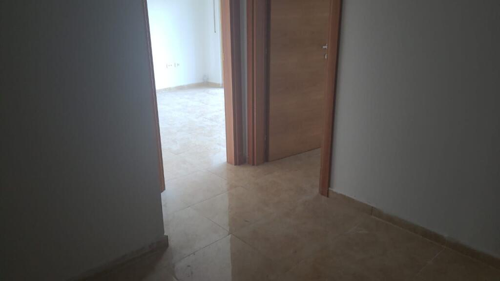 Affittasi locale commerciale 3+1+2 + 28 m2 veranda (Sky towers)
