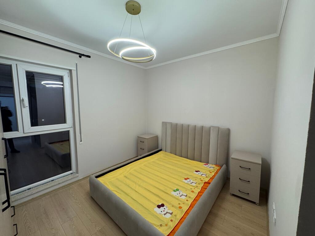 Appartamento 1+1 in vendita – Jordan Misja, vicino all'Università Beder  📍 Zona: Jordan Misja, molto vicino all'Università Beder 🏢 Piano: 1 🏗️ Nuovo edificio (2025) con ascensore 📐 Superficie: 60 m² 🛋️ Condizione: Parzialmente arredato 💶 Prezzo: 155.000 €