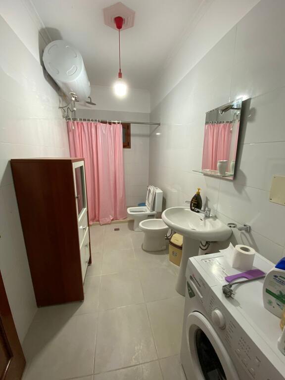 Kat 1 i nje vile me qera prane 3shit