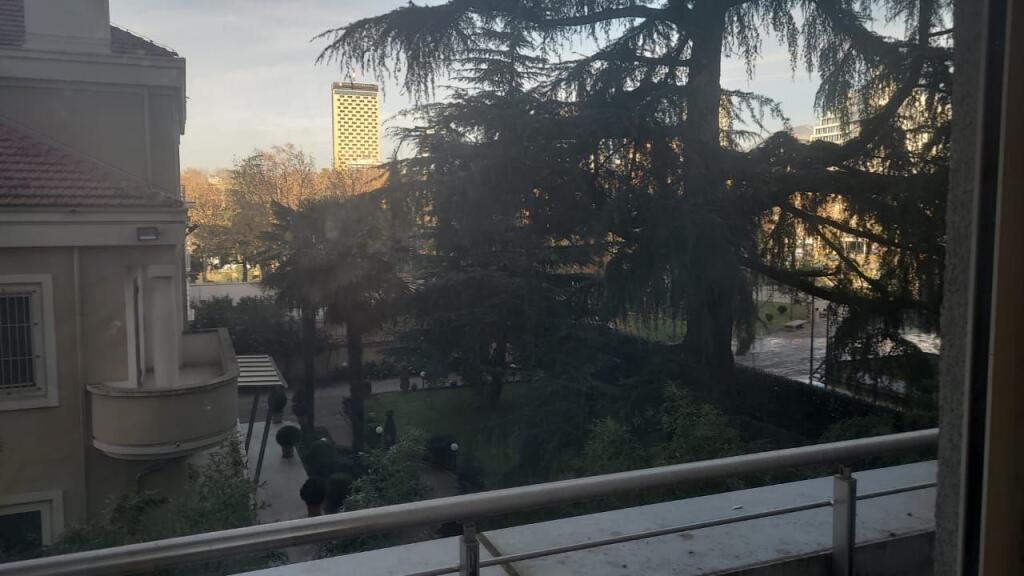 Affittasi locale commerciale 3+1+2 + 28 m2 veranda (Sky towers)
