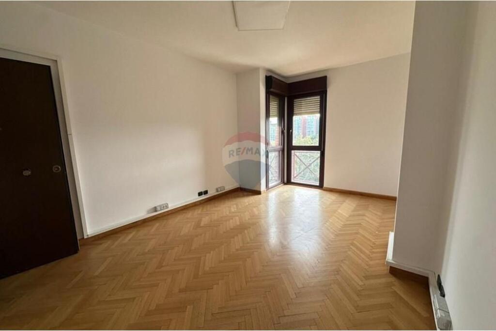 Zyrë - Për Qira - Rruga Abdi Toptani