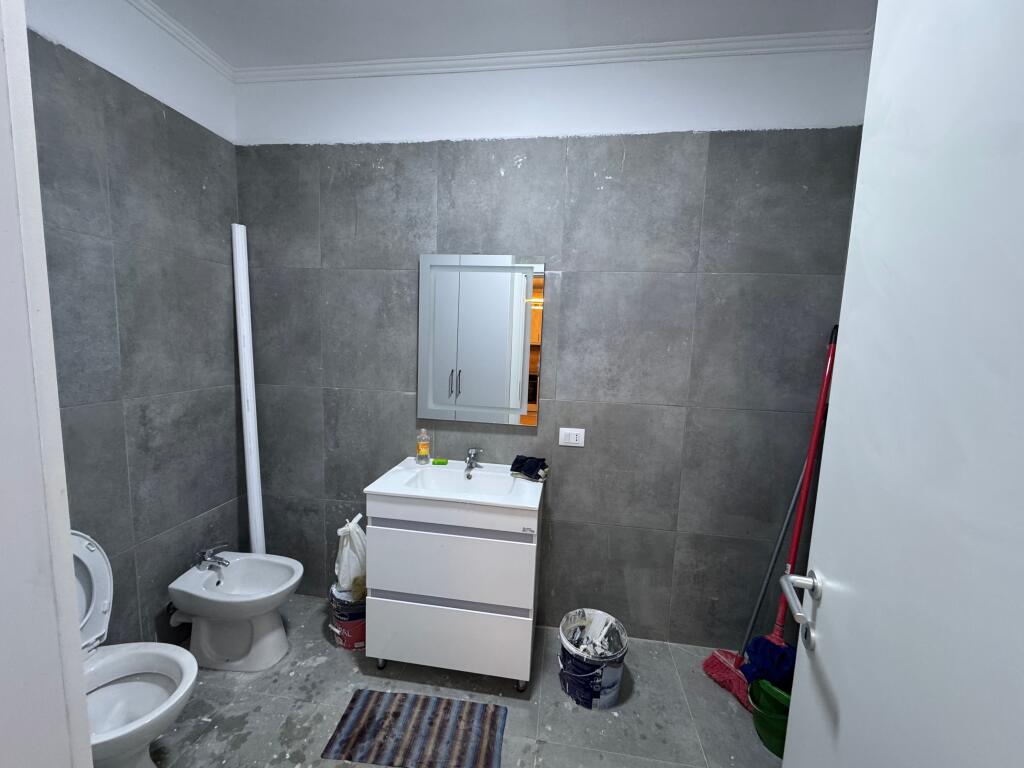 Appartamento 1+1 in vendita – Jordan Misja, vicino all'Università Beder  📍 Zona: Jordan Misja, molto vicino all'Università Beder 🏢 Piano: 1 🏗️ Nuovo edificio (2025) con ascensore 📐 Superficie: 60 m² 🛋️ Condizione: Parzialmente arredato 💶 Prezzo: 155.000 €