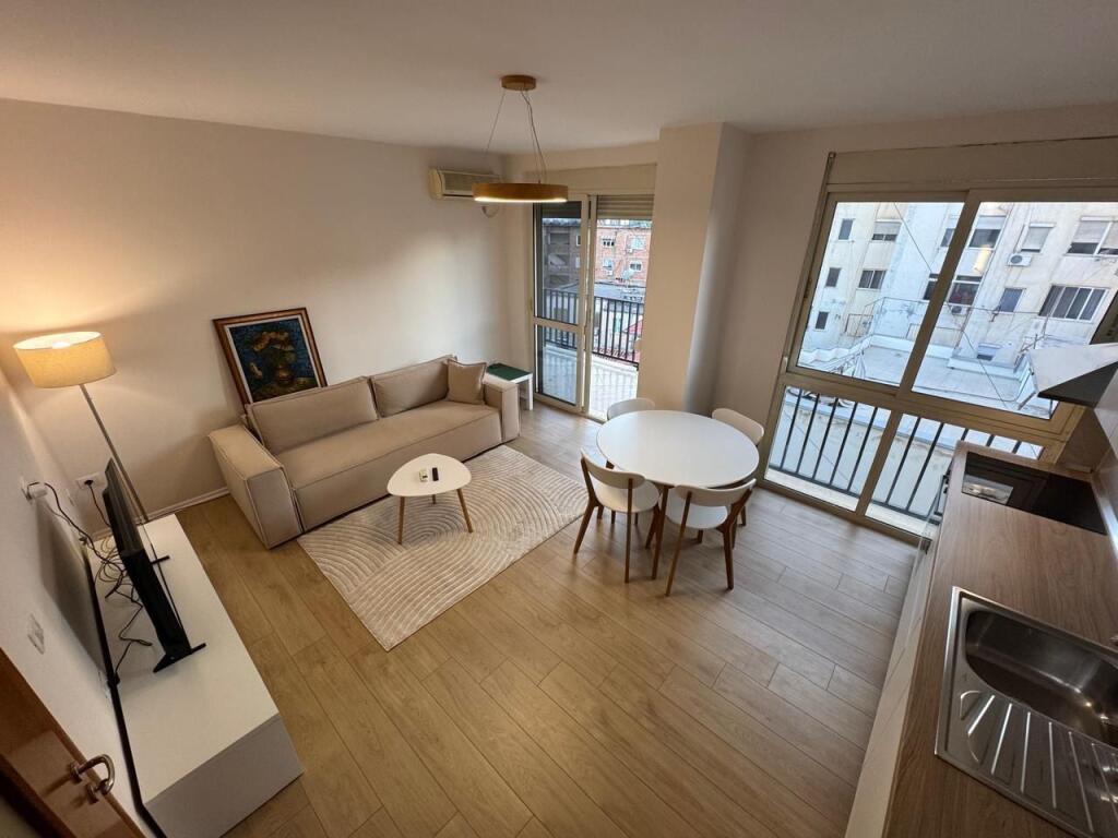 Jepet me qira apartament ne qender te Tiranes - rruga e Kavajes!!!