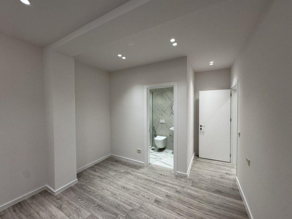 OFFICE FOR RENT 104 M2 MINE PEZA 1100 EURO