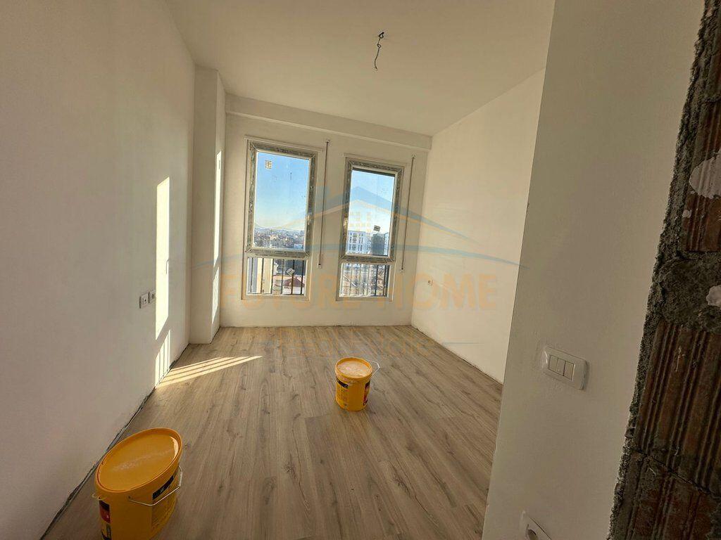 Shitet, Apartament 2+1+2, Rruga 5 Maji, Tiranë.