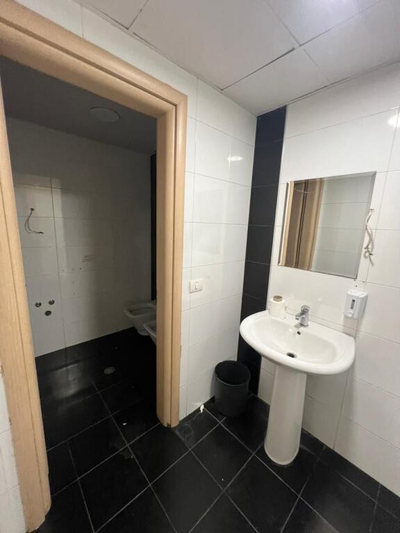 Zyre 170/210m2 me qera, Libri Universitar.