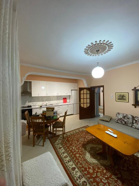 Kat 1 i nje vile me qera prane 3shit