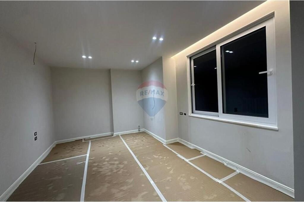 Shitet apartament 3+1 te Ish Ekspozita