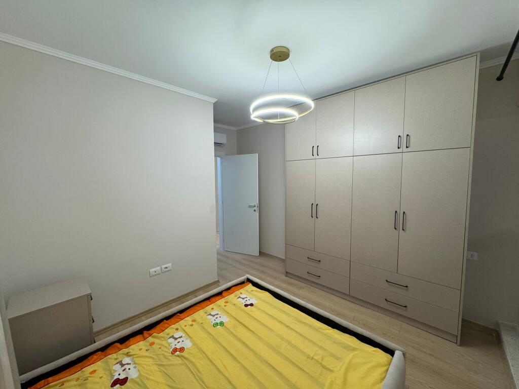 Appartamento 1+1 in vendita – Jordan Misja, vicino all'Università Beder  📍 Zona: Jordan Misja, molto vicino all'Università Beder 🏢 Piano: 1 🏗️ Nuovo edificio (2025) con ascensore 📐 Superficie: 60 m² 🛋️ Condizione: Parzialmente arredato 💶 Prezzo: 155.000 €