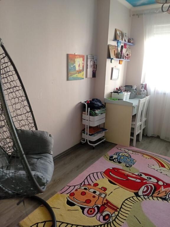 Shitet apartament 2+1 tek Vila L