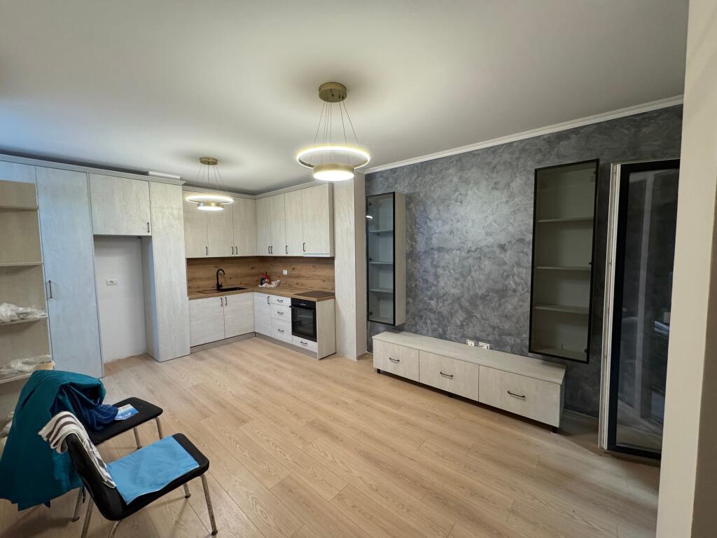 Appartamento 1+1 in vendita – Jordan Misja, vicino all'Università Beder  📍 Zona: Jordan Misja, molto vicino all'Università Beder 🏢 Piano: 1 🏗️ Nuovo edificio (2025) con ascensore 📐 Superficie: 60 m² 🛋️ Condizione: Parzialmente arredato 💶 Prezzo: 155.000 €