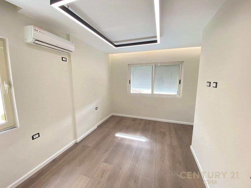 Jepet me qera zyre ne Bllok buze rruge  Sami Frasheri  1300 euro