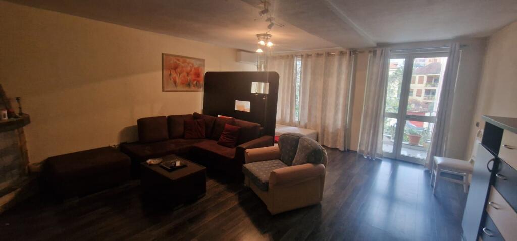 Jepet me qera vile 2-kateshe te Brryli.