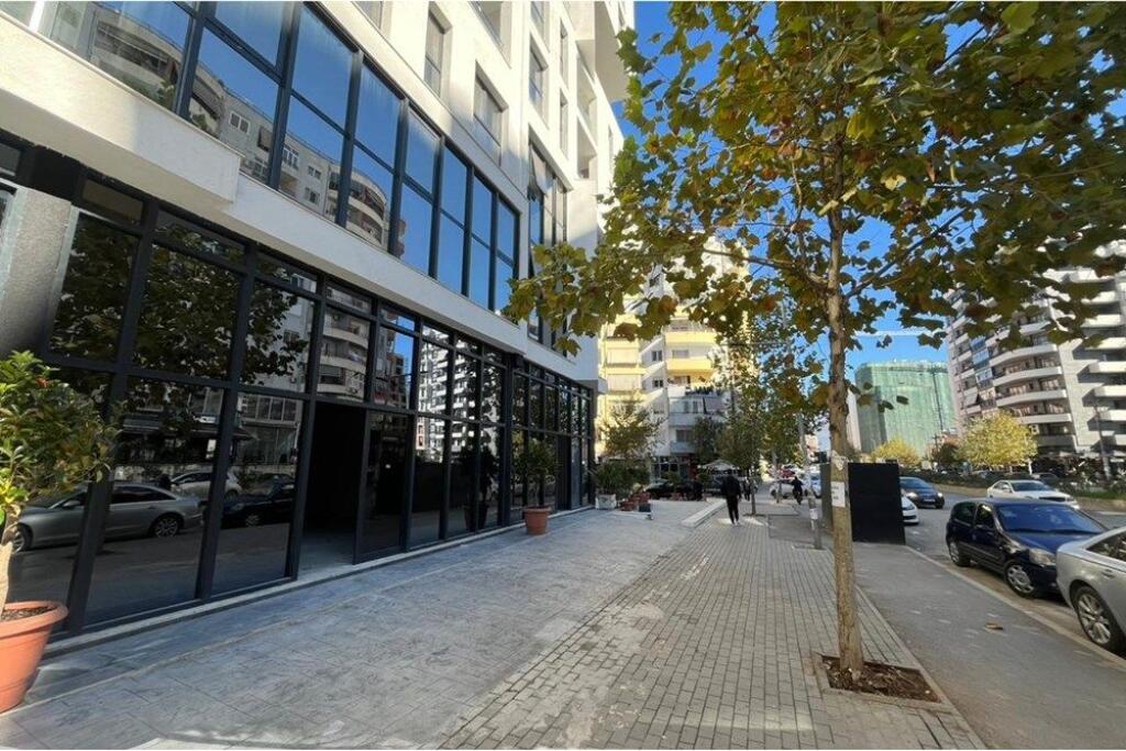 Locale commerciale in affitto sulla strada nella zona di Astrit.