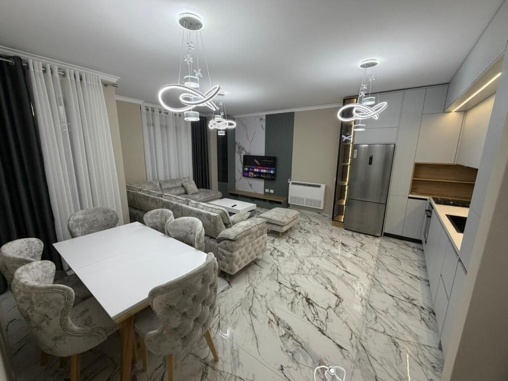 🏡 Jepet me qira apartament 2+1+2  + parking 📍 Rruga 5 Maji, Tiranë