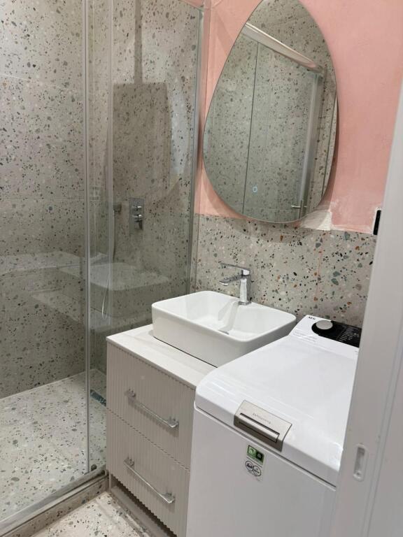 🏢Rruga e Dibres,prane Hotel Stela jepet me qera apartament 1+1,i mobiluar  65,000Leke