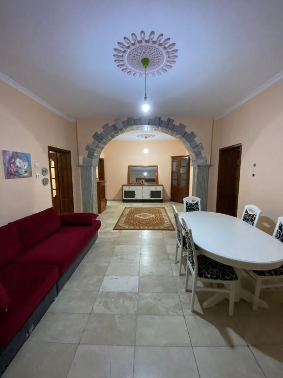 Kat 1 i nje vile me qera prane 3shit