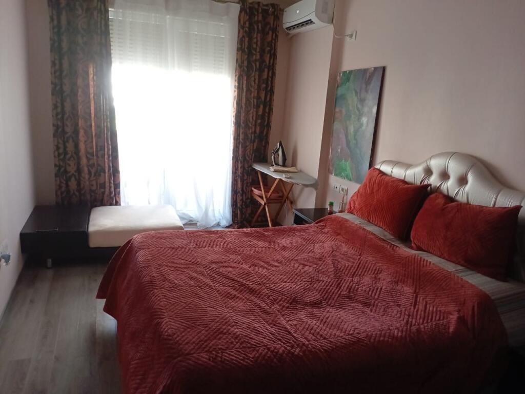Shitet apartament 2+1 tek Vila L