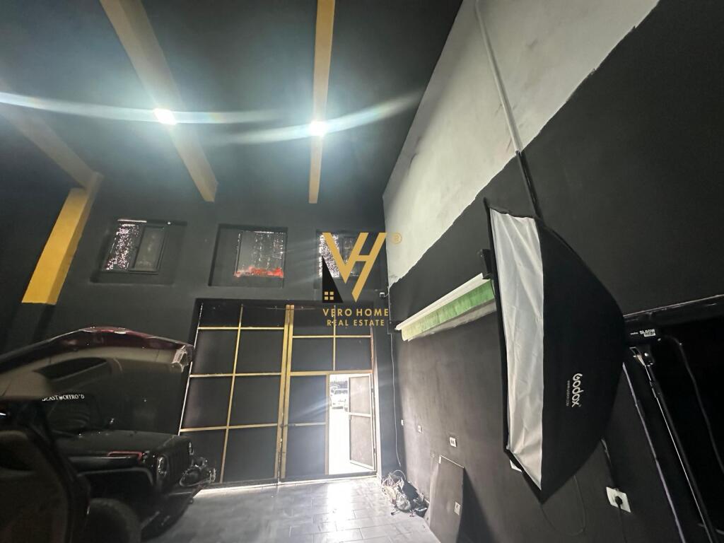 VENDESI COMMERCIALE 300 M2 IN AFFITTO A 5 MAJI 3.000 EURO