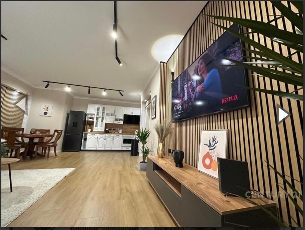 2+1,i mobiluar te sheshi wilson,1500 euro