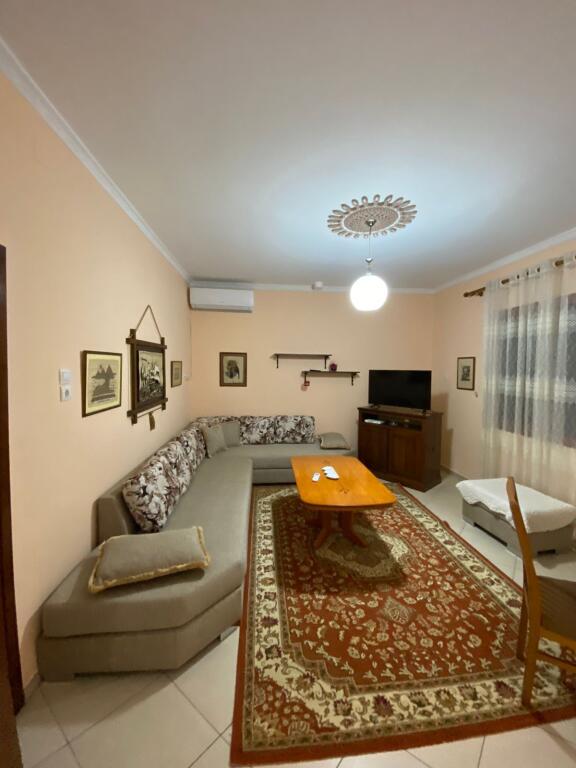 Kat 1 i nje vile me qera prane 3shit